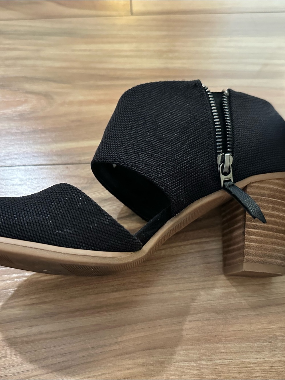 TOMS Black Fabric Strap Block Heel espadrille EUC - Picture 2 of 7